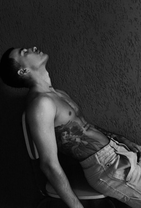 Italo Leon naked model pic