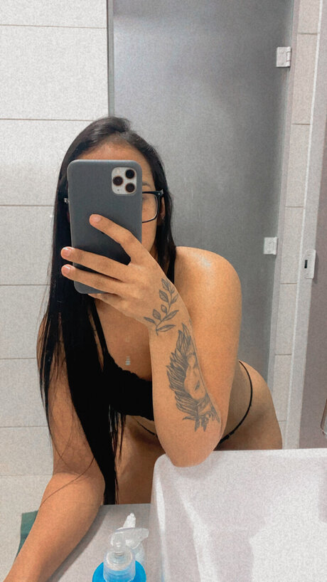 Larie_ model sexy photos