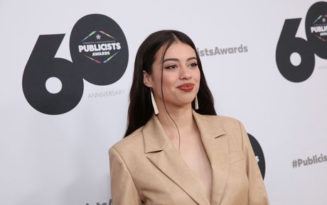 Amber Midthunder estrella pornografica galería