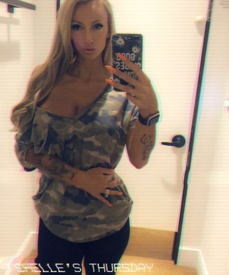 Michelle Pimer estrella caliente galería