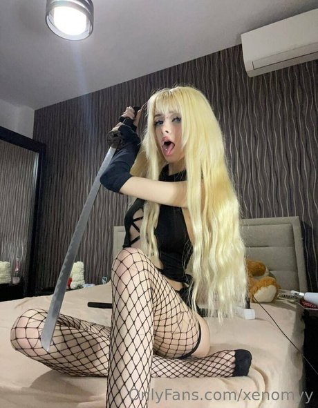 Xenomyy modelo atractivo galerías