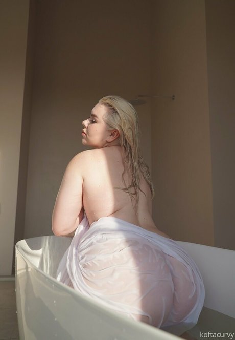 KoftaCurvy desnudos de estrellas porno imagen