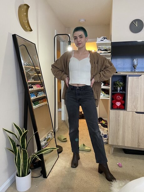 Emery hot model pic