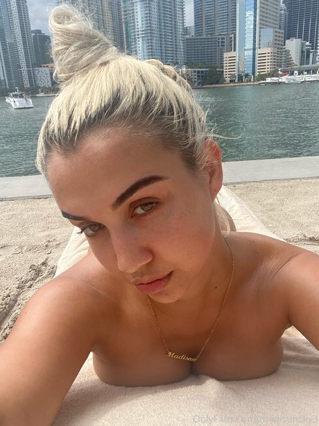 Madisun Sky actrice sexy photos