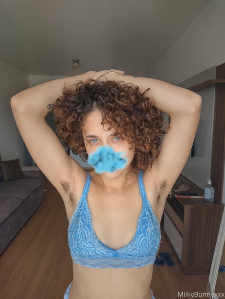 Hairy Angela modèle joli photo