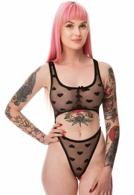 Embodoe nudes star pic