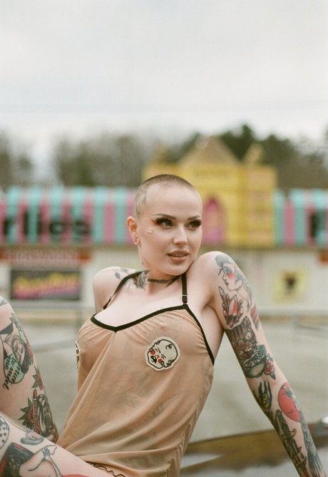 Embodoe pretty pornstar photos