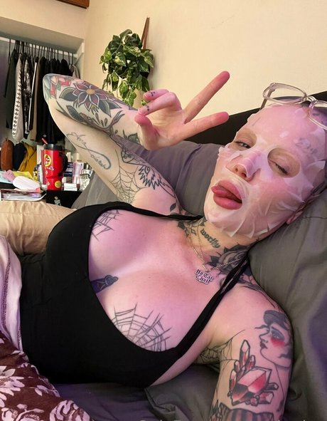 Embodoe naked model photo