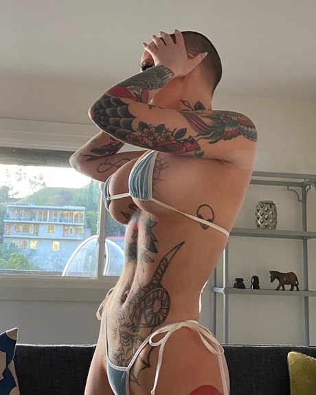 Embodoe erotic pornstar photos