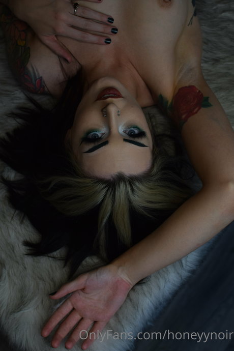 Honeyy Noir estrella porno erótica archivo