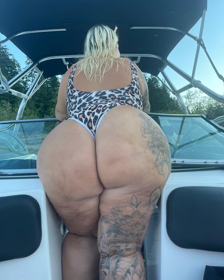thicksnoww pornographic star img