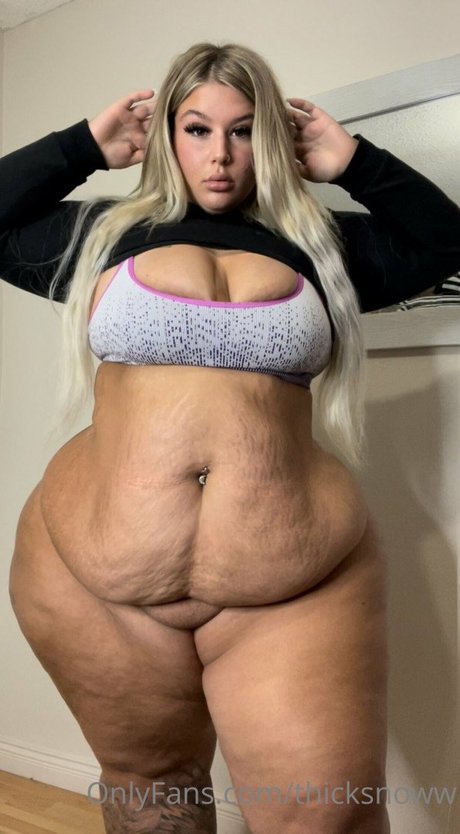 thicksnoww nude model picture