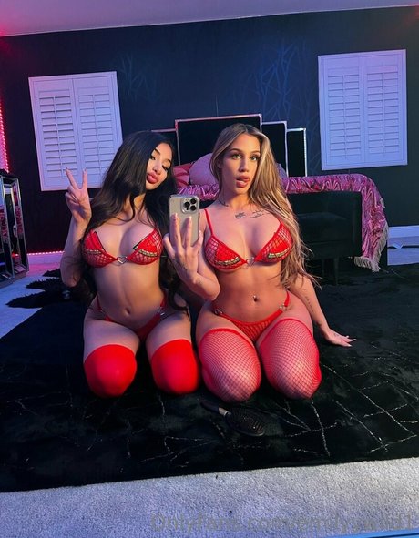 Emilyy Wild modelo superior foto