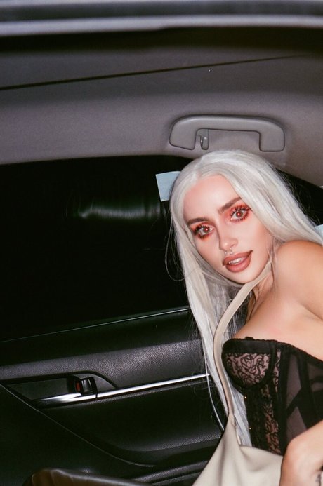 Naomi Woods belle actrice collection