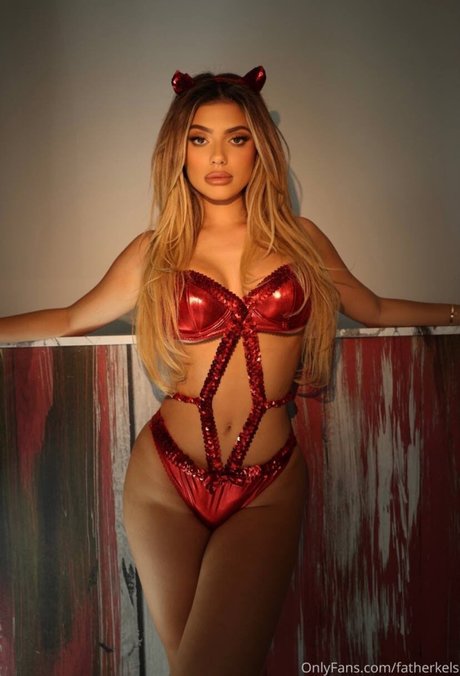 Kelsey Calemine pretty model img