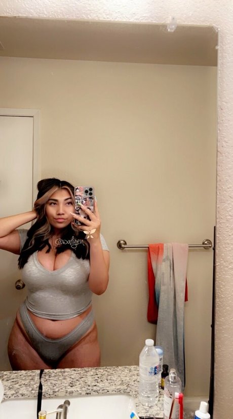 Ahegaojen modèle sexy images