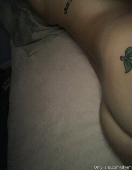 skyewrld actriz desnuda galería