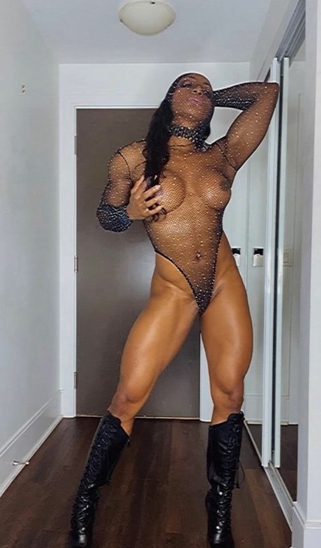Maggie Watson model erotic pic