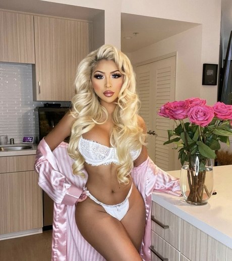 Elena Genevinne modèle de haute qualité galerie