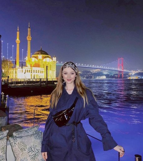 Bihter Tendu modelo desnuda galerías