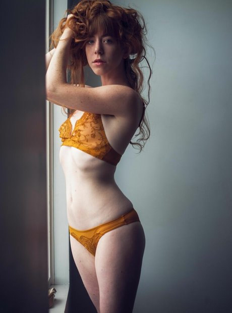 Liv Sage actriz atractiva foto