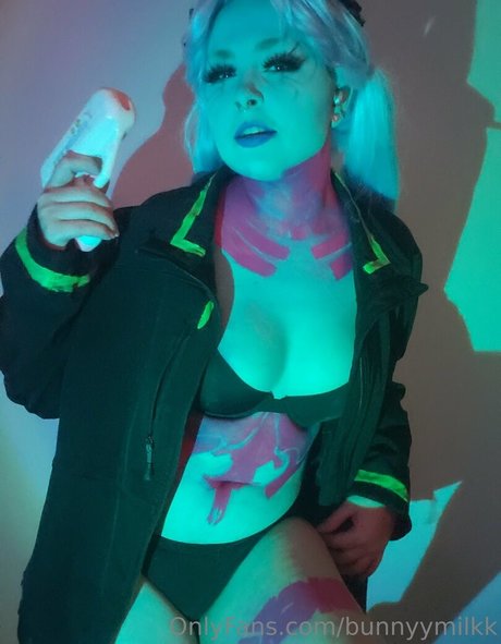 bunnyymilkk modelo desnuda foto