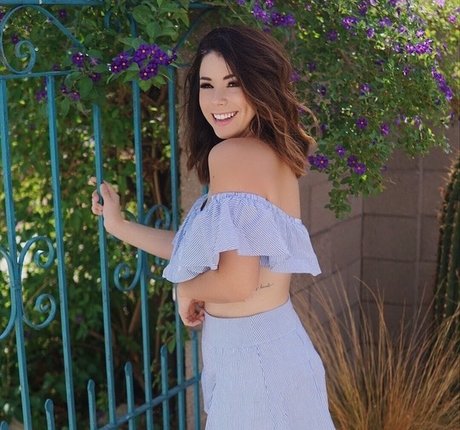 Jillian Rose Reed estrella porno atractiva imagen