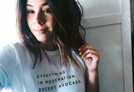 Jillian Rose Reed modèle chaud img