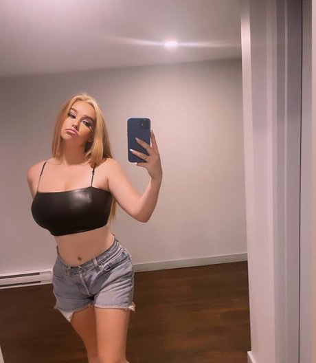 haileyyfriz nudes model pics