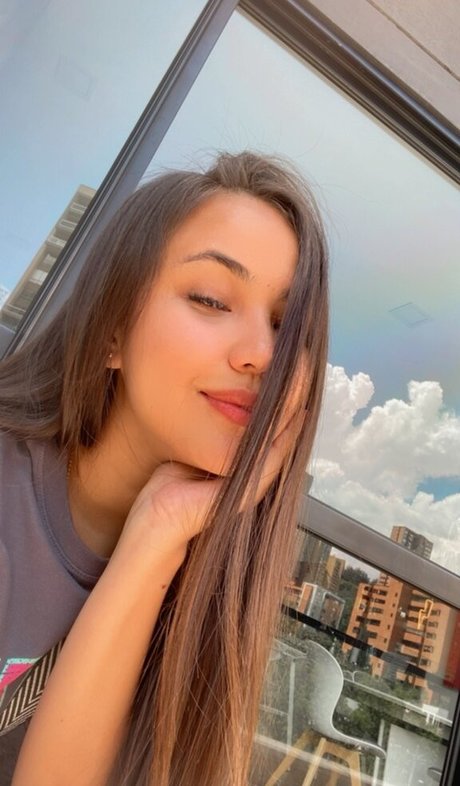 Huge Tits Nataly art modèle des photos