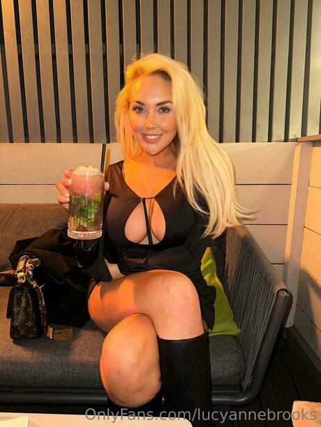 lucyannebrooks modelo erótico imagen