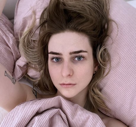 Miss Crows Nest naked pornstar pics