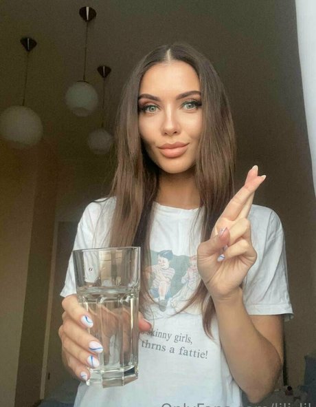 vika ua estrella desnuda imagen