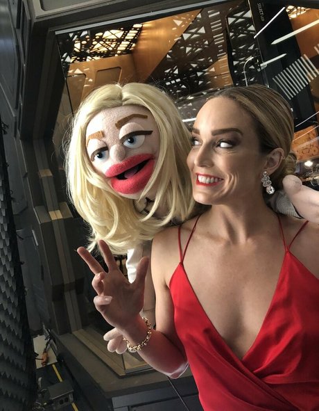 Caity Lotz sexo modelo galería