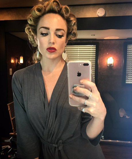 Caity Lotz star du porno hd galerie