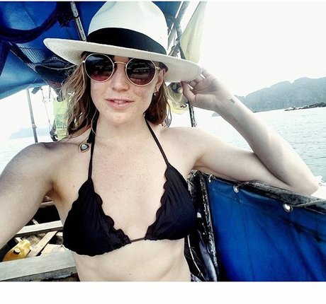 Caity Lotz actrice pornographique des photos