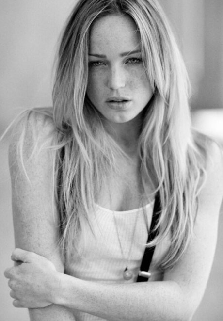 Caity Lotz modelo pornografico fotos