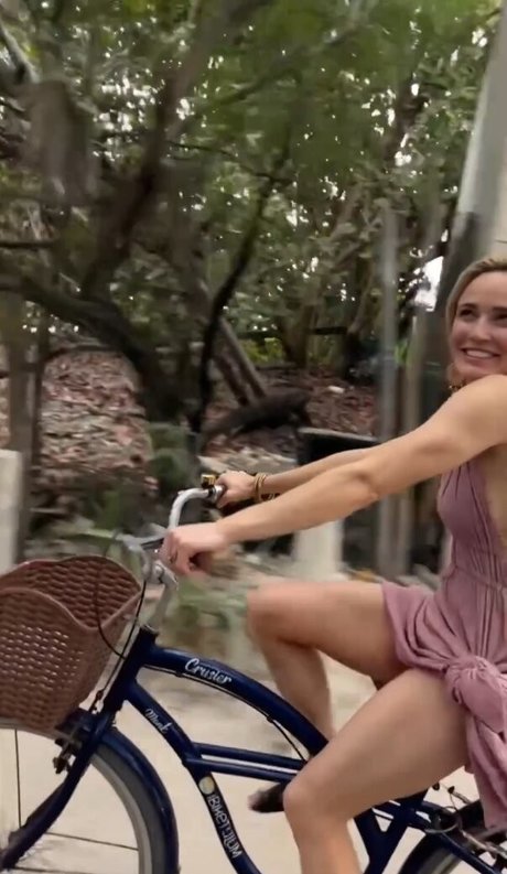 Caity Lotz star pornographique images