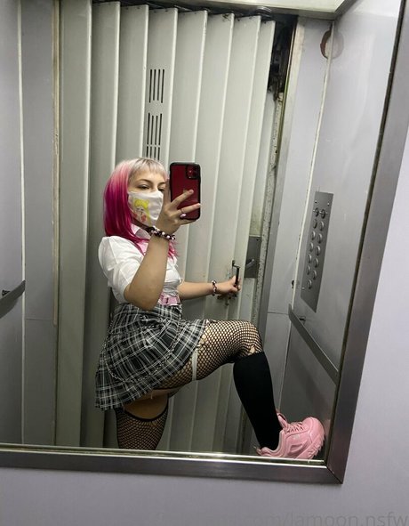 lamoon nsfw modèles nus des photos