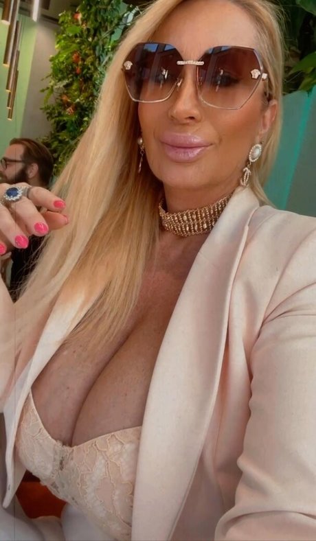 Mara Traversi modèle xxx collection