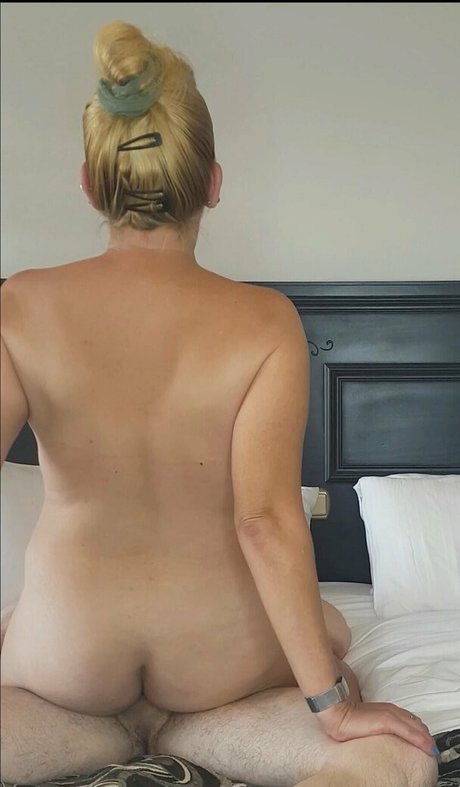 wet naughty kitty estrella hd galerías