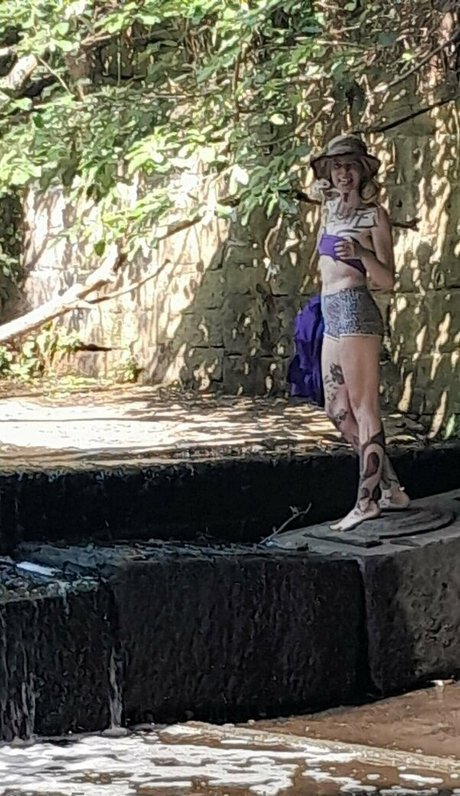 welcometothesewerfree modelo fotos