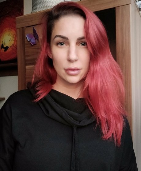 larraphoenix model naked pictures