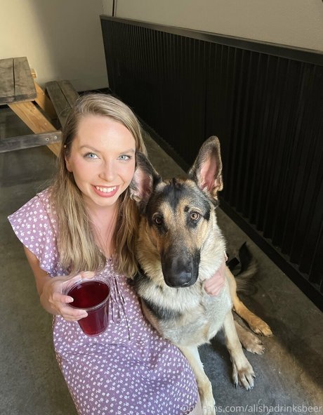 alishadrinksbeer estrella de alta calidad imagen