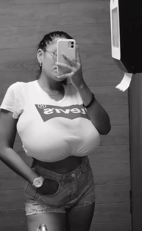 Itzel Lozano modèles nus image