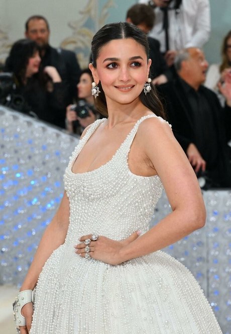 Alia Bhatt estrella porno atractiva galería