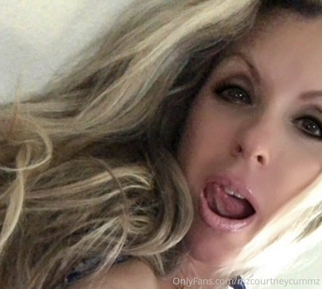 mzcourtneycummz actriz erótica imágenes