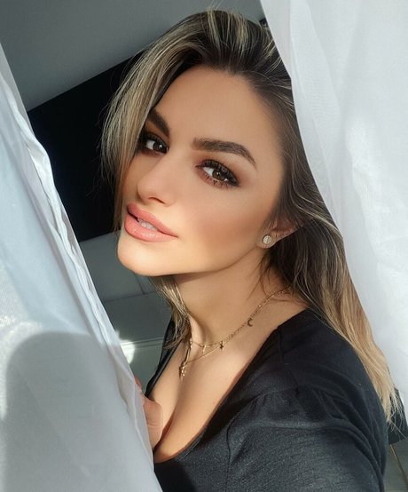 Andreea Ungur modèle sympa galeries