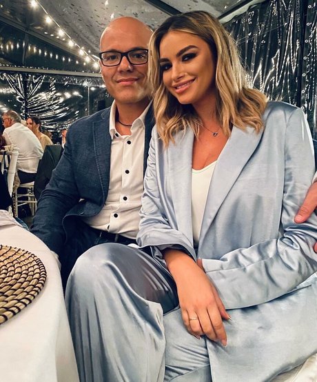 Andreea Ungur modelo de alta calidad archivo