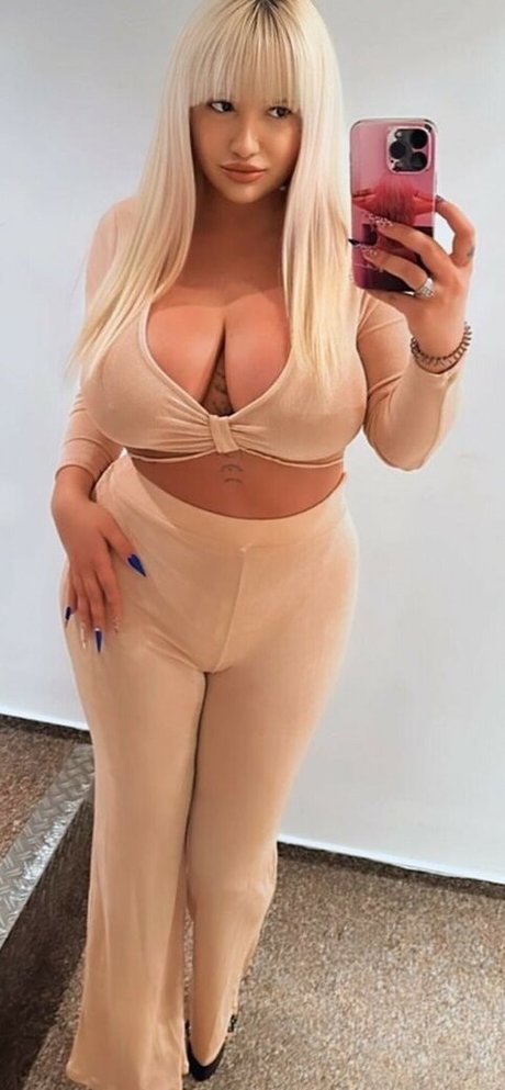 Francesca Alexandra bonita estrella archivo